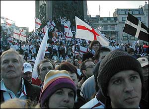 Fans await the arrival of the team victory bus in Trafalgar Square