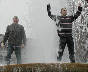 Fans in Trafalgar Square fountain