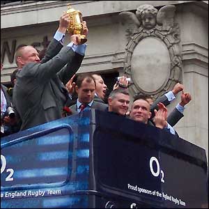 Players lifting the William Webb Ellis trophy