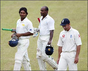 Bad light stops play in Kandy