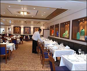 The Queens Grill dining room on the Queen Mary 2