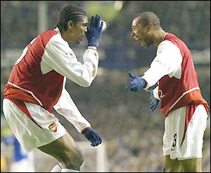Kanu celebrates with Arsenal team-mate Thierry Henry