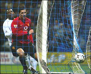 Ruud van Nistlerooy extends Man Utd's advantage before half-time