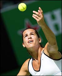 Amelie Mauresmo cruises through to round three