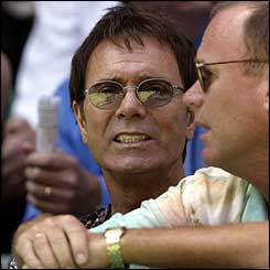 Sir Cliff Richard watches Andy Roddick beat Bohdan Ulihrach