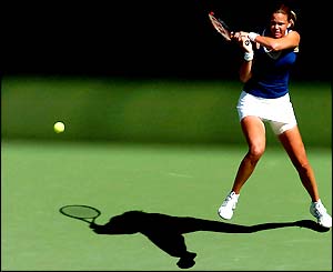 Lindsay Davenport hits a return to Laura Granville