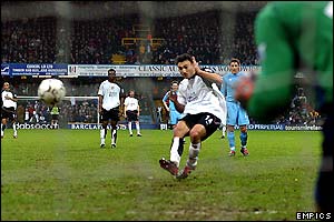 Steed Malbranque slots his penalty past Kasey Keller