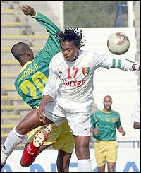 Mali's striker Traore Dramane challenges Guinea's Soumah Morlaye