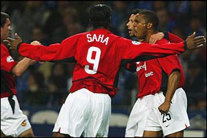 Roy Keane, Louis Saha and Ryan Giggs celebrate with Fortune