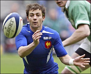 France's scrum-half Jean-Baptiste Elissalde spreads the play