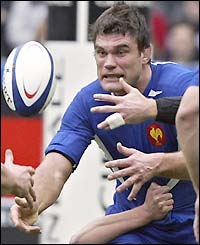 French skipper Fabien Pelous passes the ball under pressure