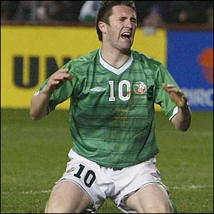 Robbie Keane misses a great chance to score a late winner for Ireland 