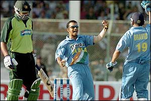 Murli Kartik takes Inzamam's wicket for 122 