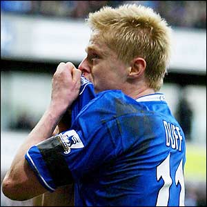 Damien Duff makes it 2-0 to Chelsea