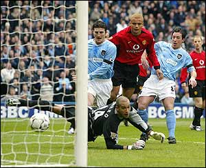 Robbie Fowler puts City one-up 