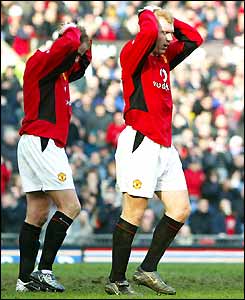 Man Utd's Nicky Butt and Paul Scholes hold their heads in disappointment