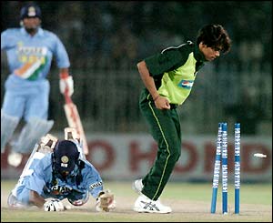 Lakshmipathy Balaji is run out by Mohammed Sami