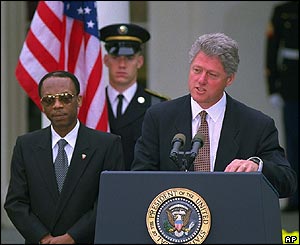 Ex-US President Clinton bids farewell to Aristide, Oct 1994