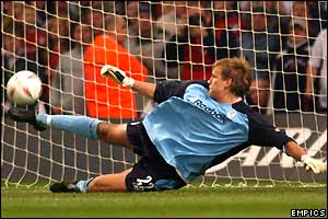 Jussi Jaaskelainen fails to stop Bolo Zenden's penalty