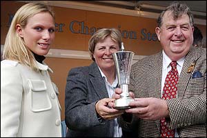 Zara Phillips presents the Queen Mother Champion Chase trophy to Azertyuiop's owners John Hales and Miss Lisa Hales