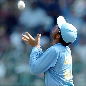 Sourav Ganguly catches Avishka Gunawardene as Sri Lanka slump to 31-2