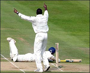 Ramnaresh Sarwan runs out Marcus Trescothick