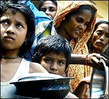 Flood affected Bangladeshis queue for food at a shelter in Dhaka