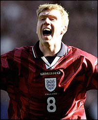 Scholes scores a hat-trick in the 3-1 win against Poland