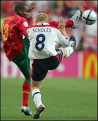 Scholes challenges Portugal's defender Miguel