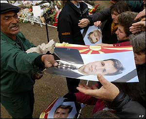 People reaching out for photos of the late president