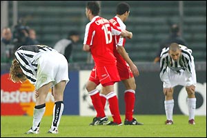 Contrasting emotions for the Juve and Deportivo players, centre, as the Spanish side reach the last eight