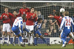 Benni McCarthy fires in a stinging late free-kick which Tim Howard can only fumble away