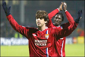 Brazilian midfielder Juninho scores the winner as Lyon reach the last eight for the first time