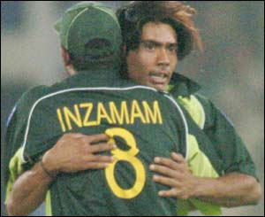 Mohammad Sami celebrates taking the wicket of Virender Sehwag