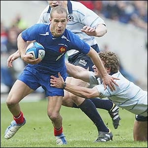 France's Frederic Michalak goes past Scotland's Chris Cusiter 