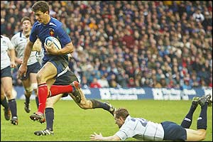 Yannick Jauzion scores the first of his two tries