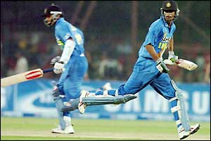 Mohammad Kaif and Rahul Dravid set off for another run