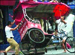 Typhoon Rananim hits Wenzhou, east China's Zhejiang Province August 12, 2004 (Xinhua Photo) 