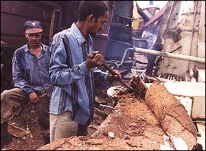 Man breaks boarding at Alang