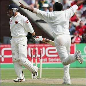 Geraint Jones scores 12 as England stumble to 321-8