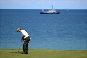 Chris DiMarco putts on the seventh