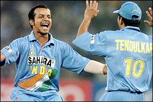 Murali Kartik claims the wicket of Inzamam for 38 and celebrates with Sachin Tendulkar who took the catch 