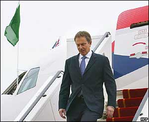 Tony Blair leaves the plane