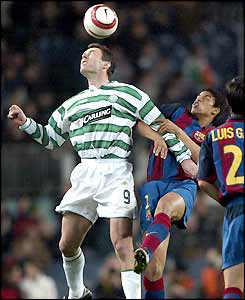 Chris Sutton beats Michael Reiziger in the air