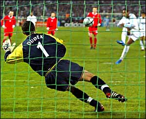 Didier Drogba scores a penalty past Jerzy Dudek