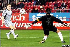 Craig Bellamy scores Newcastle's second against Mallorca