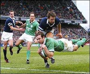 Murphy makes O'Driscoll's pass count as he sails over the line