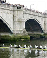 Cambridge have a clear lead as they come toward Chiswick Bridge 