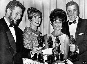 Sir Peter Ustinov with Shirley Jones, Elizabeth Taylor and Burt Lancaster