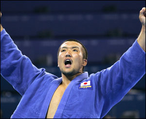 Gold medal for Keiji Suzuki in judo final 